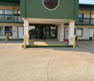 Lloydminster Hotel | Goodknight Inn