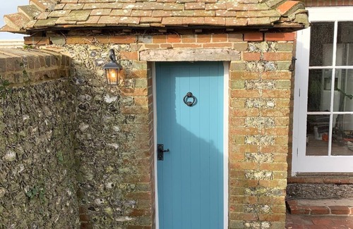 Chichester House | Goodwood Barn with Private Tennis and Goodwood Golf Near