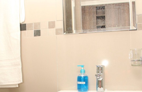 Goodwood Apartment | Goodwood Oasis - 5mins to GrandWest / free parking/ free Wi-Fi
