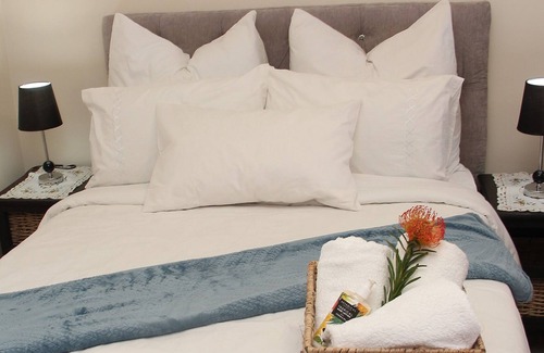 Goodwood Apartment | Goodwood Oasis - 5mins to GrandWest / free parking/ free Wi-Fi