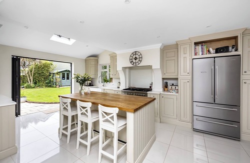 Littlehampton House | Goodwood Revival & Summer seaside breaks, just120 steps from the Beach,