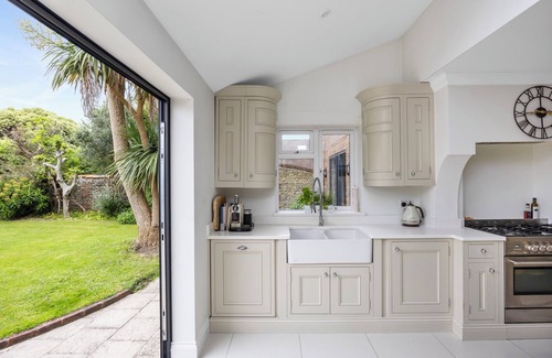 Littlehampton House | Goodwood Revival & Summer seaside breaks, just120 steps from the Beach,