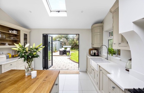 Littlehampton House | Goodwood Revival & Summer seaside breaks, just120 steps from the Beach,