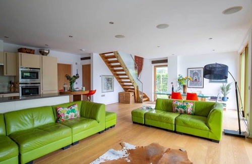 Ampney Crucis House | Goose Landing | Cotswold Lakehouse + Sunset Views