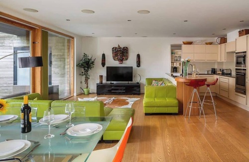 Ampney Crucis House | Goose Landing | Cotswold Lakehouse + Sunset Views