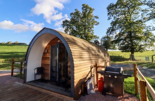 Upper Sapey Cottage | GOOSE POD, pet friendly, with hot tub in Clifton Upon Teme