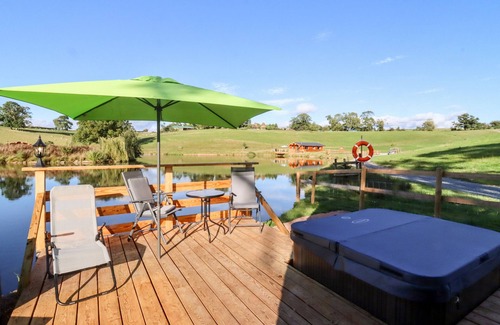 Upper Sapey Cottage | GOOSE POD, pet friendly, with hot tub in Clifton Upon Teme