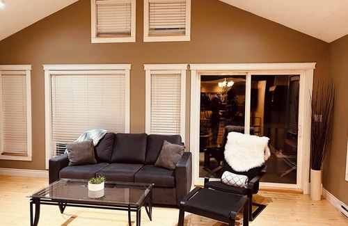 Saanich East House | Gordon Head Getaway nn (A blocked out Sunday is possible upon request)