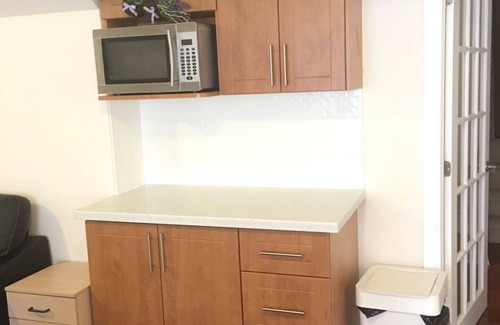 Ajax House | GORGEOUS 1 BDR PRIME KITCHEN No sharing spaces/WIFI+ Parking