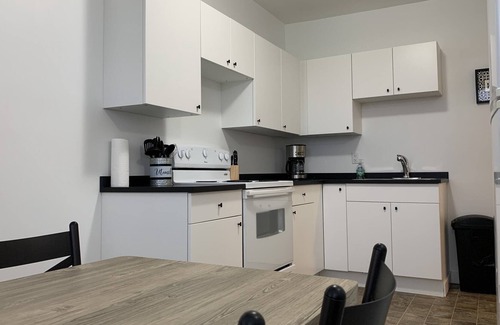 Moose Jaw Apartment | Gorgeous 1-bedroom Condo 🍁 Location, 4k Smart TV, WiFi