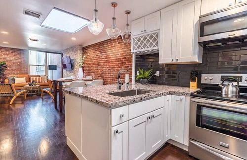Gaslamp Quarter Apartment | Gorgeous 2/1 Suite in the Heart of San Diego with Central AC & Full Kitchen!