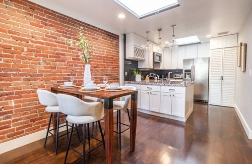Gaslamp Quarter Apartment | Gorgeous 2/1 Suite in the Heart of San Diego with Central AC & Full Kitchen!