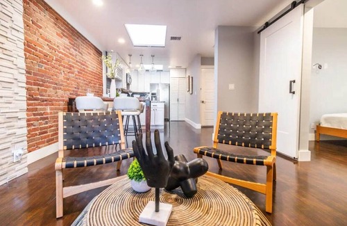 Gaslamp Quarter Apartment | Gorgeous 2/1 Suite in the Heart of San Diego with Central AC & Full Kitchen!