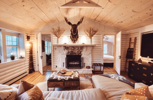 Samak House | Gorgeous 2 BD/2 BA River Front Cabin