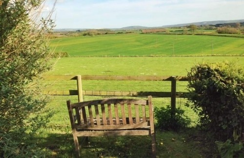 Gillingham House | Gorgeous 2 Bedroom Country Cottage With Lovely Garden Views & Great Location