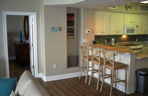 Thomas Drive Condo | Gorgeous 2 Bedr Unit; Great Balc views; Beach Srvc Incl; Monthly Winter Rates.