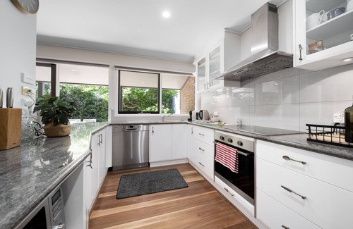 Kingston House | Gorgeous 2-Bed Townhouse with Patio, BBQ & Parking