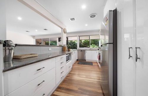 Kingston House | Gorgeous 2-Bed Townhouse with Patio, BBQ & Parking