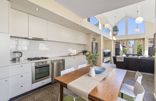 Brunswick House | Gorgeous 2-Bed Victorian Home in Artsy Suburb