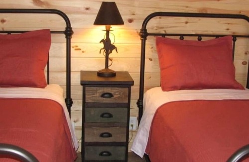 Hayward Cabin | Gorgeous 2 Bedroom on Nelson Lake w/Direct to miles of Snowmobile trails