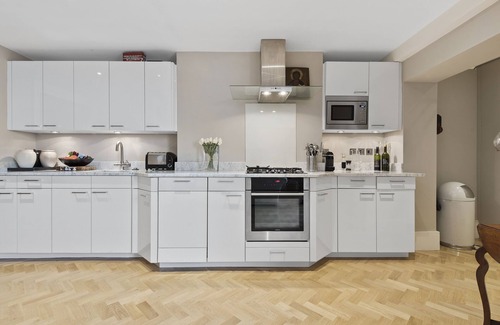 Redcliffe House | Gorgeous, 2 King Bed Chelsea Apartment with Private Garden