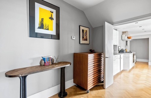 Redcliffe House | Gorgeous, 2 King Bed Chelsea Apartment with Private Garden