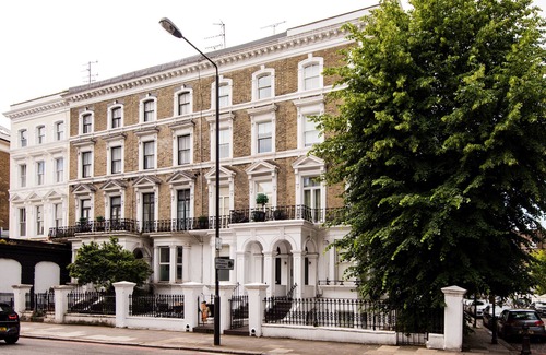 Redcliffe House | Gorgeous, 2 King Bed Chelsea Apartment with Private Garden