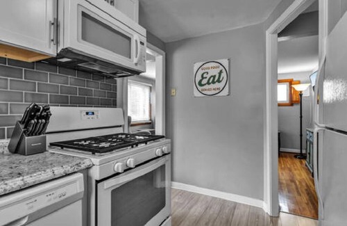 North Buffalo Apartment | Gorgeous 2 Queen Bed North Buffalo Apartment with Free Driveway Parking