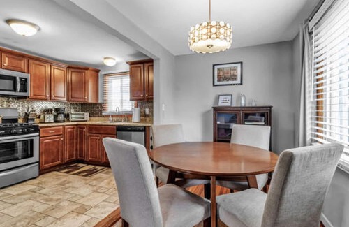 North Buffalo Apartment | Gorgeous 2 Queen Bed North Buffalo Apartment with Free parking & 70 Inch TV