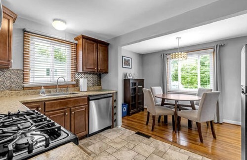 North Buffalo Apartment | Gorgeous 2 Queen Bed North Buffalo Apartment with Free parking & 70 Inch TV
