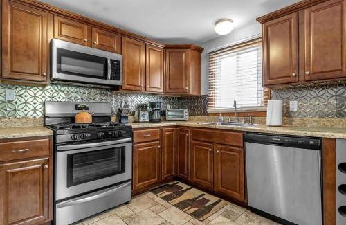 North Buffalo Apartment | Gorgeous 2 Queen Bedroom Apartment in North Buffalo with 70 inch TV