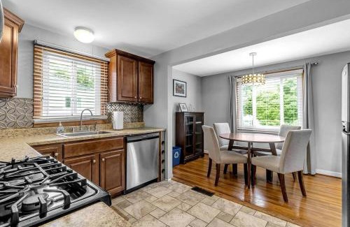 North Buffalo Apartment | Gorgeous 2 Queen Bedroom Apartment in North Buffalo with 70 inch TV