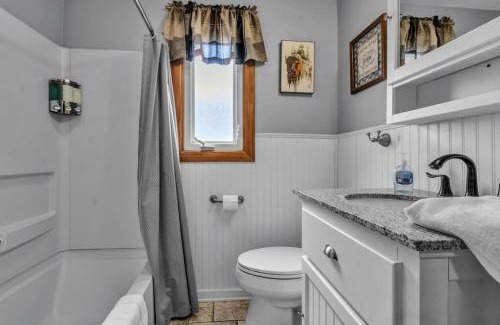 North Buffalo Apartment | Gorgeous 2 Queen Bedroom Apartment in North Buffalo with 70 inch TV