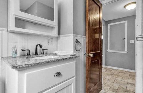 North Buffalo Apartment | Gorgeous 2 Queen Bedroom Apartment in North Buffalo with 70 inch TV