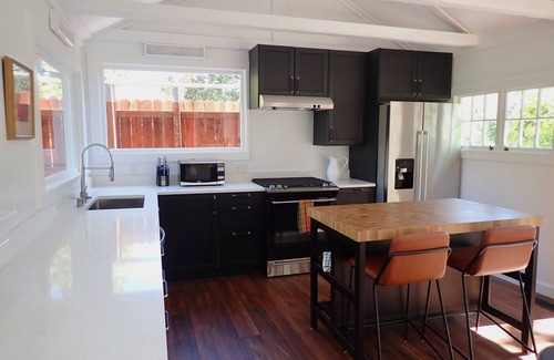 Greenbrae Cottage | Gorgeous 2Bd + Loft with Deck and Gardens. Soaring 20 ft ceilings, huge windows!