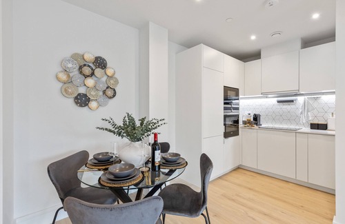 Coombe Hill Apartment | Gorgeous 2BR apartment in London Plus Gym, Cinema, Games Room and Workspace