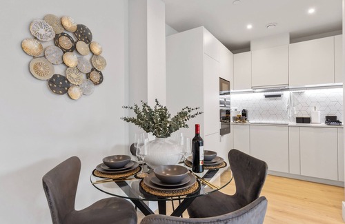 Coombe Hill Apartment | Gorgeous 2BR apartment in London Plus Gym, Cinema, Games Room and Workspace