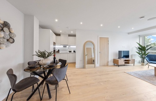 Coombe Hill Apartment | Gorgeous 2BR apartment in London Plus Gym, Cinema, Games Room and Workspace
