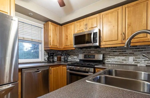 Prince George House | Gorgeous 2BR w/parking & Wifi! Huge Yard