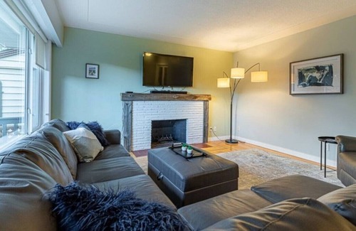 Prince George House | Gorgeous 2BR w/parking & Wifi! Huge Yard