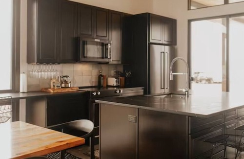 Quincy House | GORGEous 2BR Winery Retreat w Hot Tub!