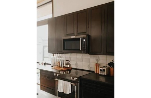 Quincy House | GORGEous 2BR Winery Retreat w Hot Tub!