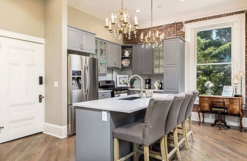 Westside North Apartment | Gorgeous 2nd & 3rd of Mansion