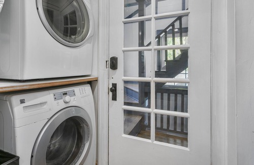 South Kansas City Apartment | Gorgeous 2nd Floor 3 Bdrm Close to Rockhurst University 60