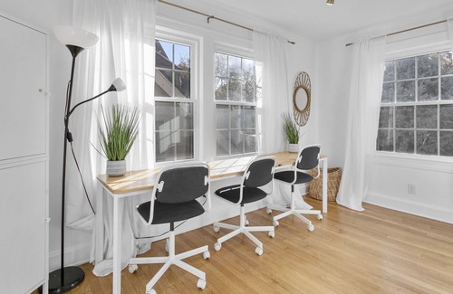 South Kansas City Apartment | Gorgeous 2nd Floor 3 Bdrm Close to Rockhurst University 60