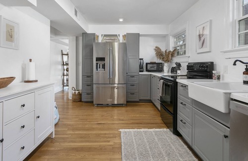 South Kansas City Apartment | Gorgeous 2nd Floor 3 Bdrm Close to Rockhurst University 60