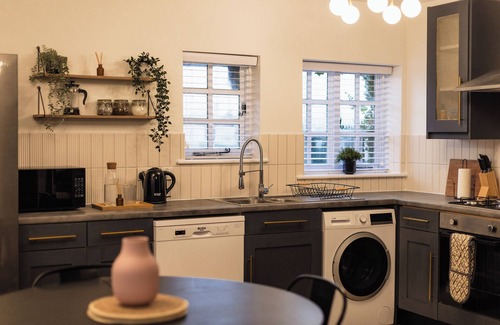 Yeovil Apartment | Gorgeous 3 Bed Central Modern Parking King Bed