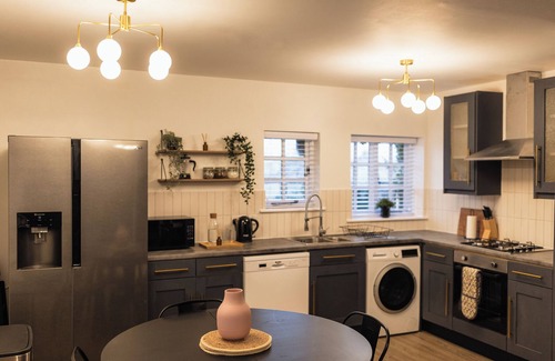 Yeovil Apartment | Gorgeous 3 Bed Central Modern Parking King Bed