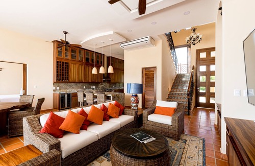 San Pedro Mixtepec Villa | Gorgeous 3 Bedroom Beachfront Villa with Swim Up Bar