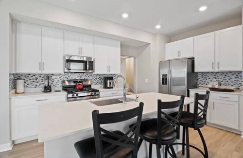 Avon House | Gorgeous 3 Bedroom 2.5 Bath Townhome